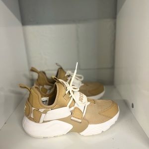 NIKE AIR HUARACHE CITY LOW